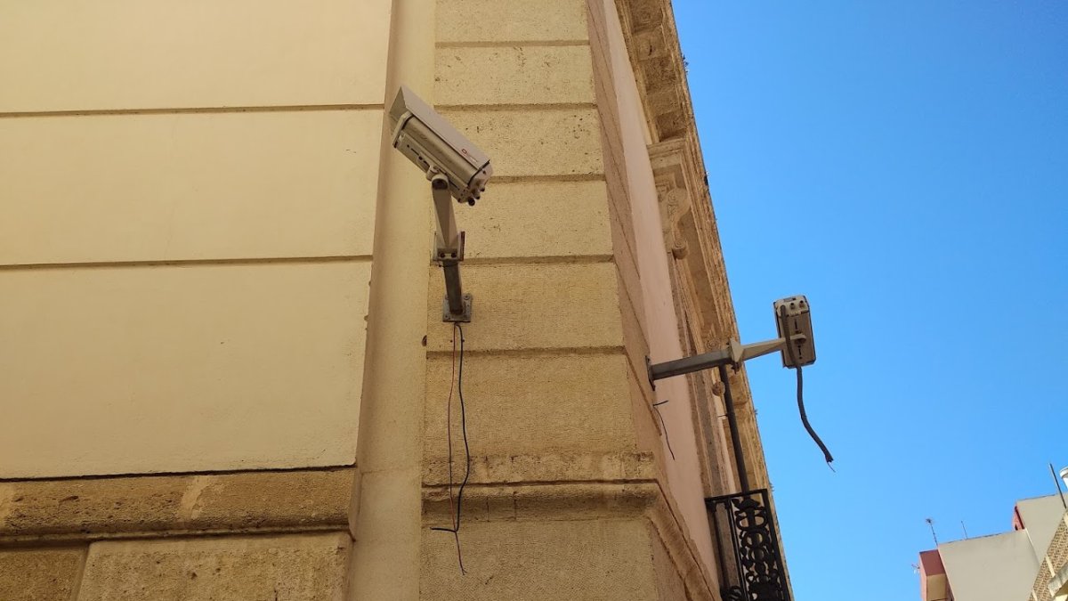 Cámaras de seguridad con los cables arrancados en el Archivo Histórico Municipal.