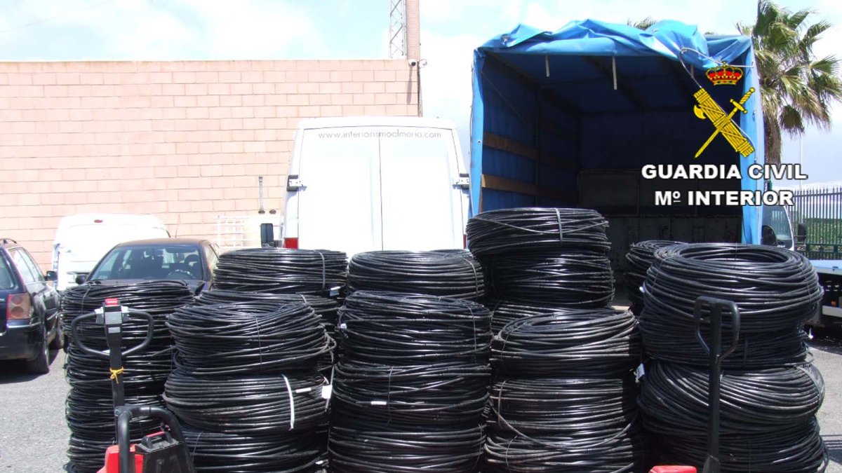 Rollos de goma de riego encontrados en poder de los detenidos.