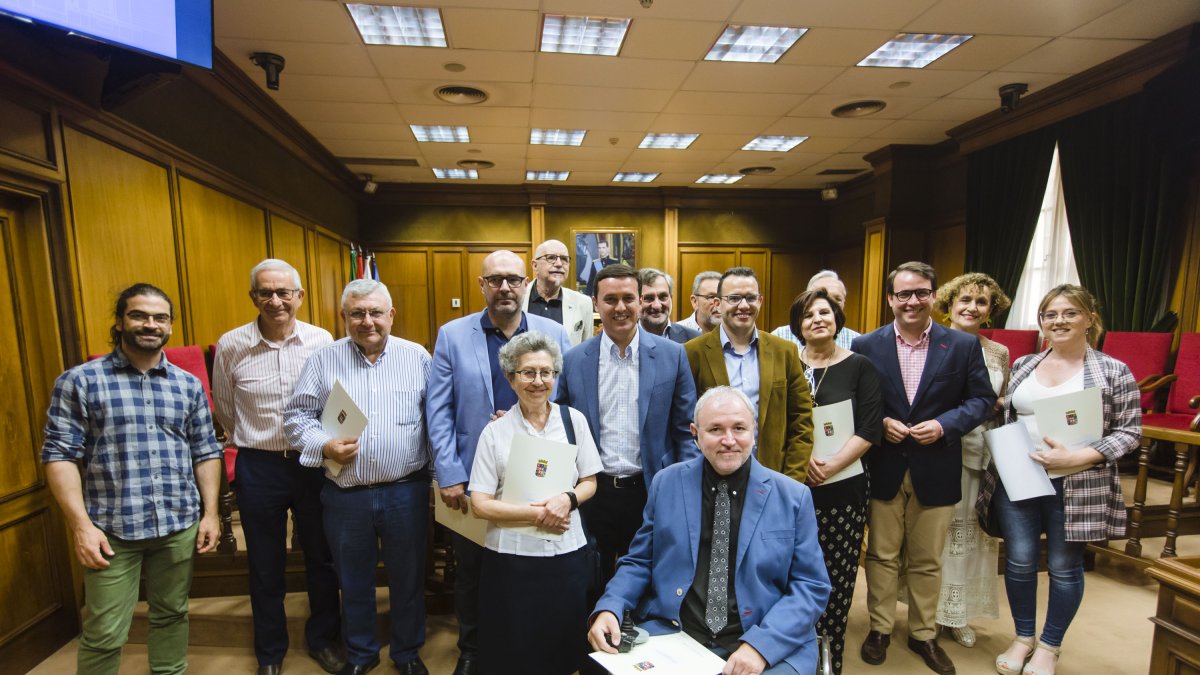 Representantes de las asociaciones subvencionadas junto a los responsables de Diputación.