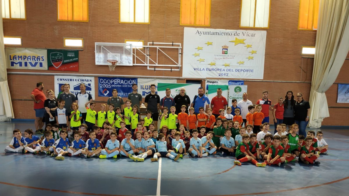 Foto de familia en el Pabellón José Cano, en La Gangosa.