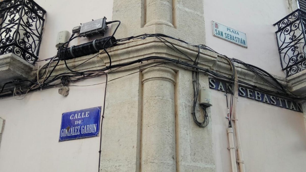 Tres tipos de placa en una sola esquina.