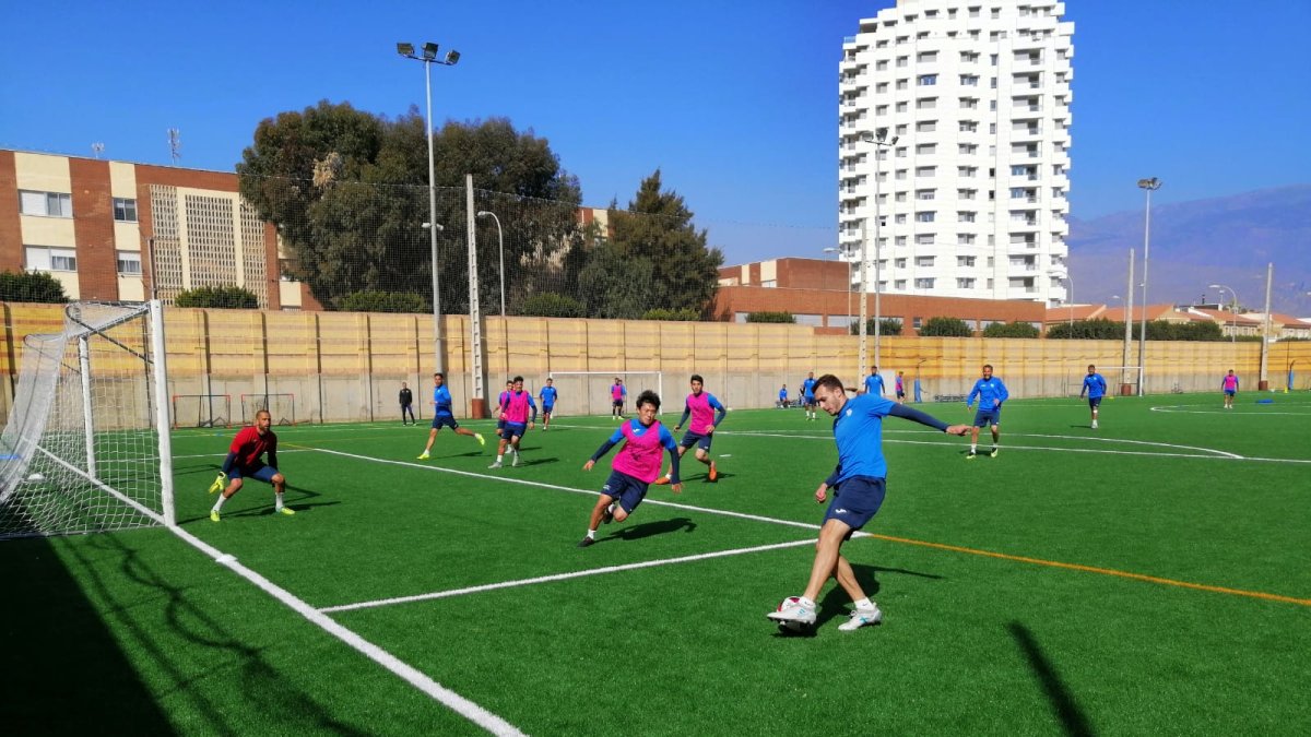 Alfonso con el balón en un entrenamiento.