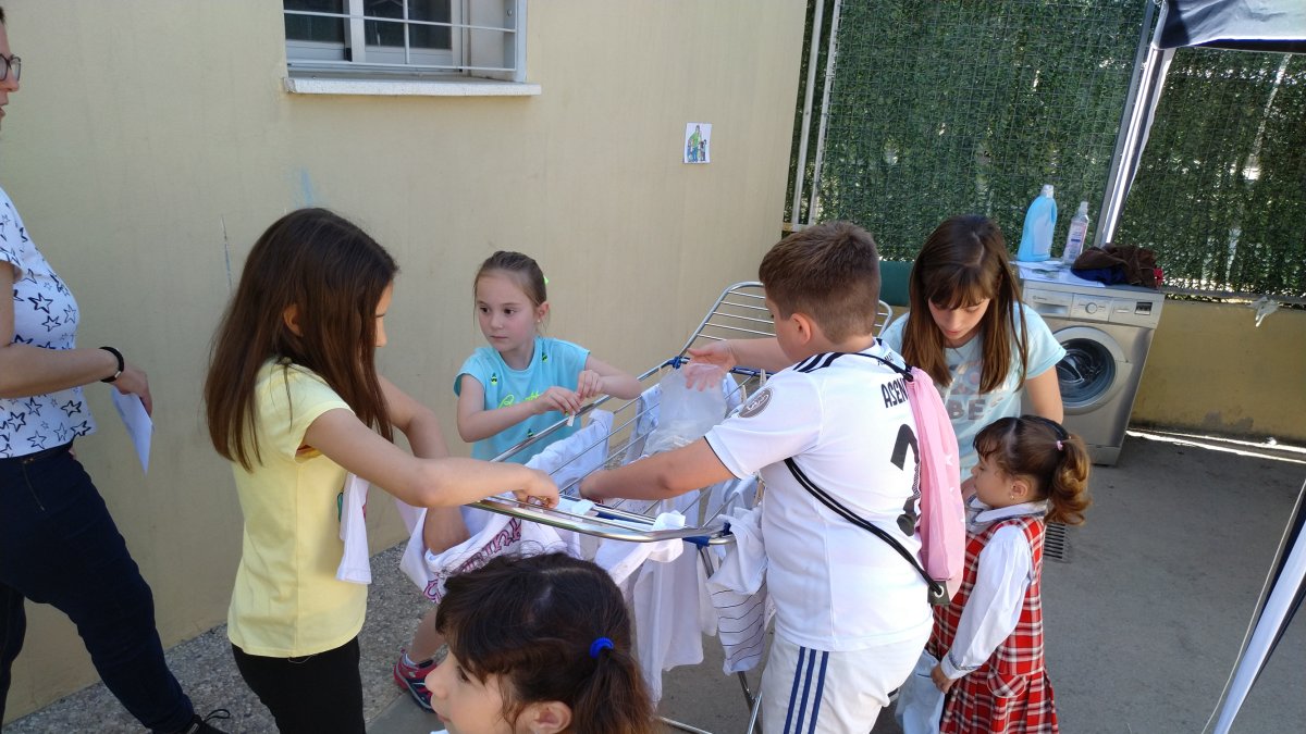 Alumnos del CEIP Padre González de Sorbas, en plena gymkana, realizan las diferentes tareas que habitualmente se tienen que hacer e todas las casas.