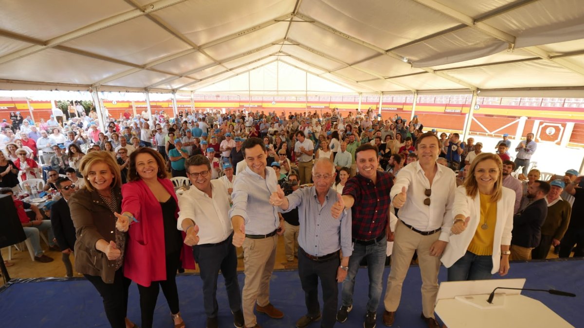 Juanma Moreno acompañó al candidato popular a la Alcaldía de Roquetas y presidente del PP, Gabriel Amat.