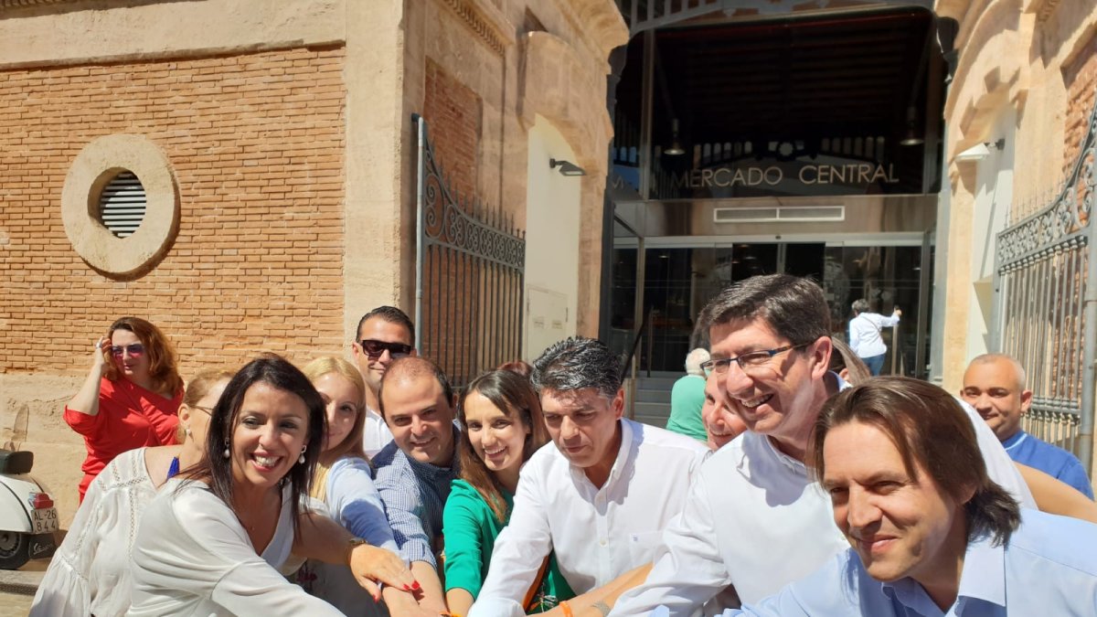 Visita de Juan Marín y Marta Bosquet junto a los miembros de la candidatura de Ciudadanos en la capital almeriense.