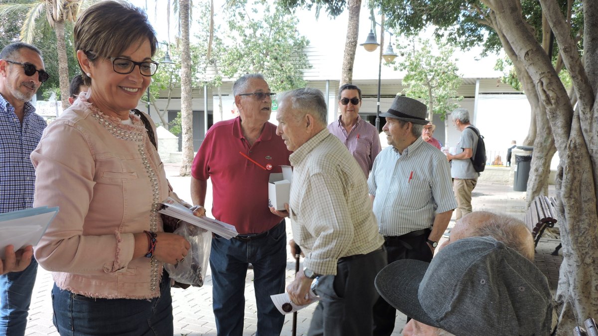 Adriana Valverde explica sus propuestas a un grupo de mayores.