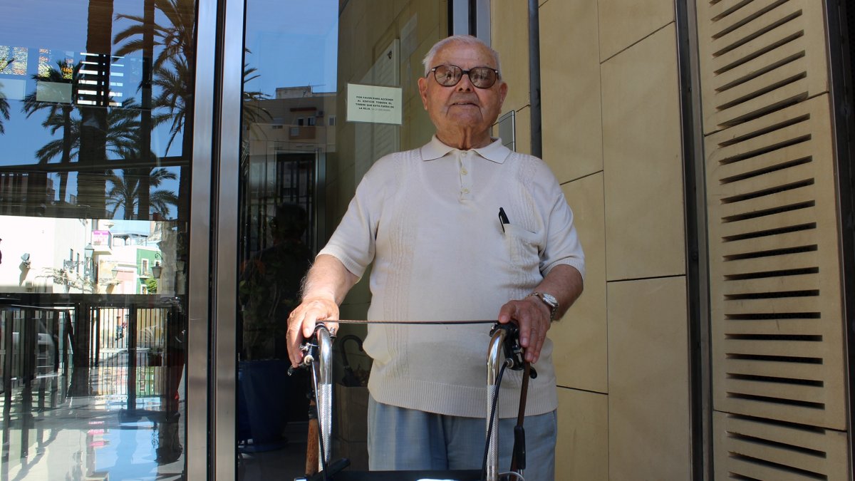 Don luis Serrano vive en  la casa sacerdotal de la Plaza de la Catedral, aunque se pasa el día ‘predicando’ en la calle.