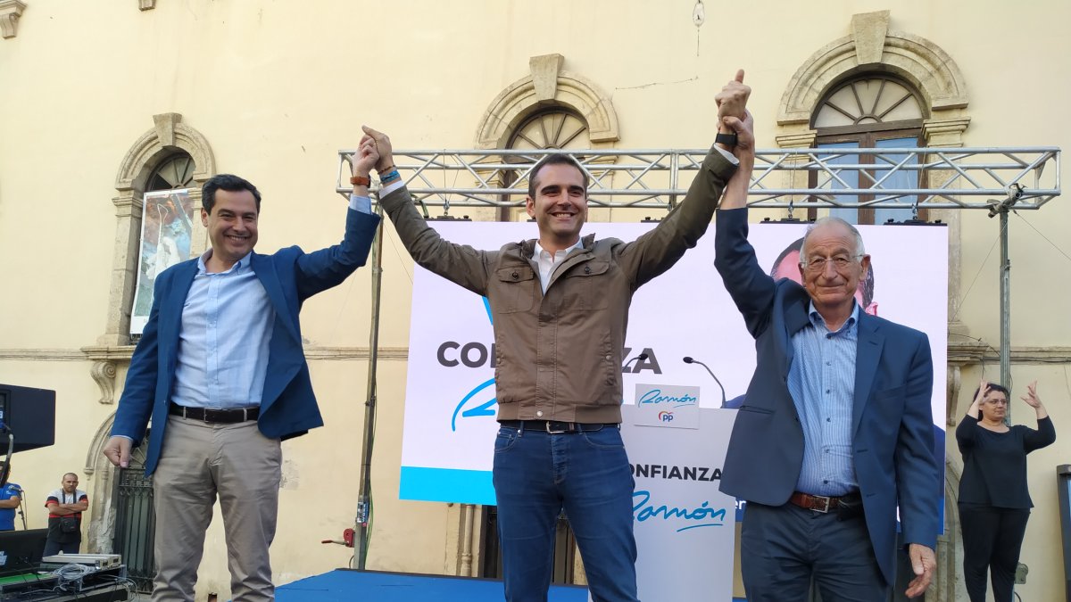 Juanma Moreno, Ramón Fernández-Pacheco y Gabriel Amat durante el mitin de ayer