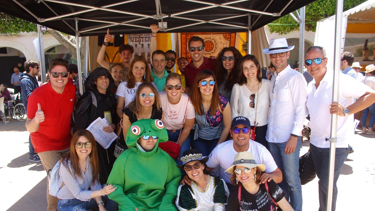 Fran y Luisa celebraron junto a sus amigos su despedida de solteros en la Fiesta de la Cerveza.