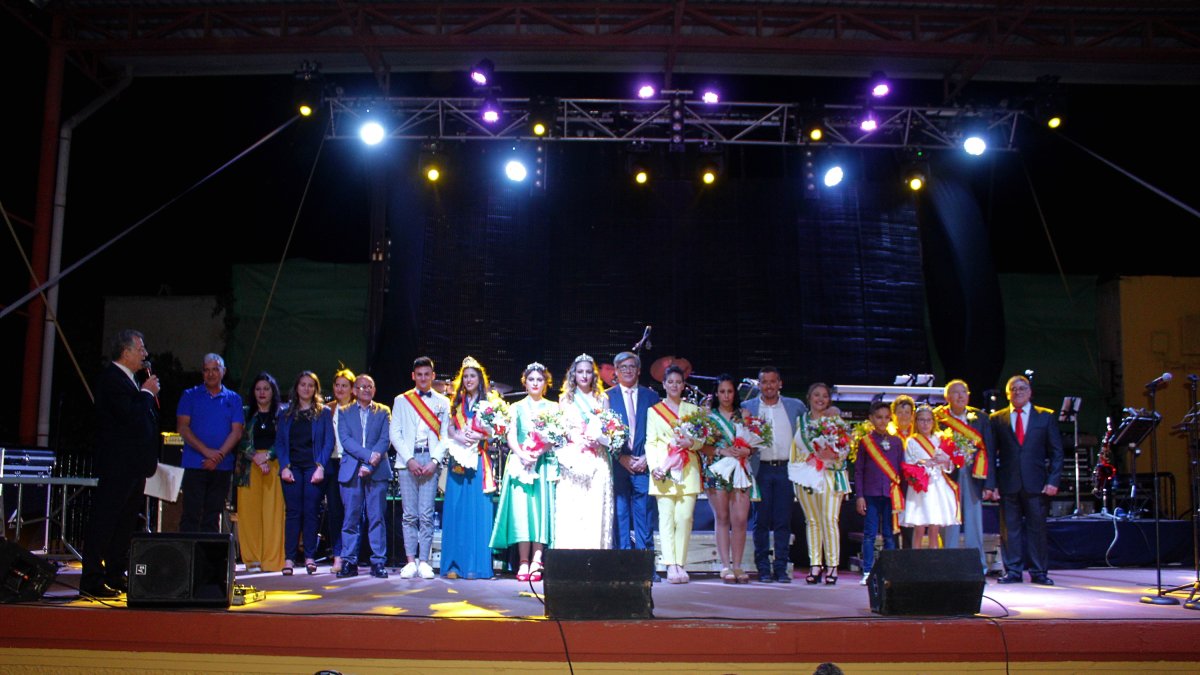 El alcalde, el pregonero, la Reina, sus Damas y el Rey, infantiles y juveniles, con los mayores homenajeados en la gala inaugural.