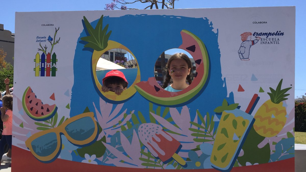 El photocall de LA VOZ reunió a asistentes de todas las edades que no querían dejar pasar la oportunidad de fotografiarse con su rostro en una fruta