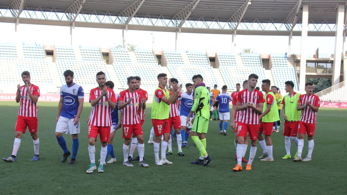 Los jugadores del filial al final del partido.