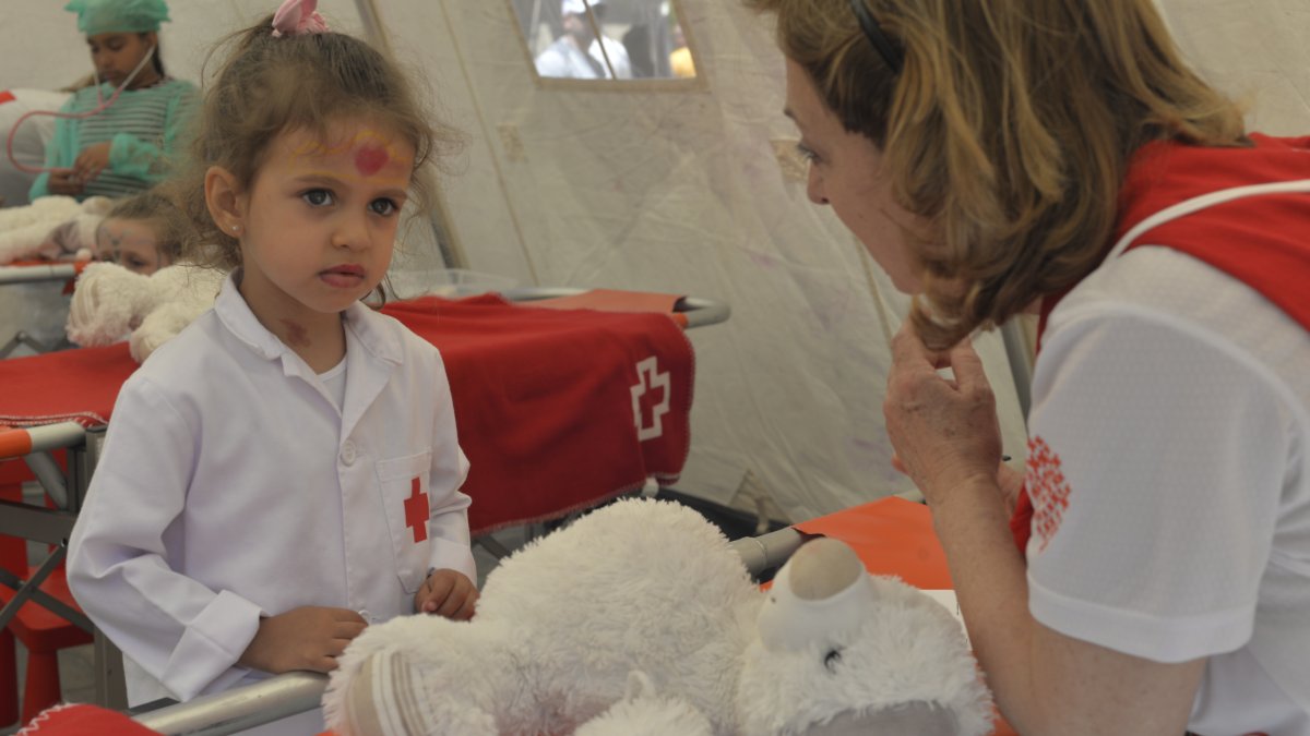 Laura Abad realizando el diagnóstico a su osito de peluche.