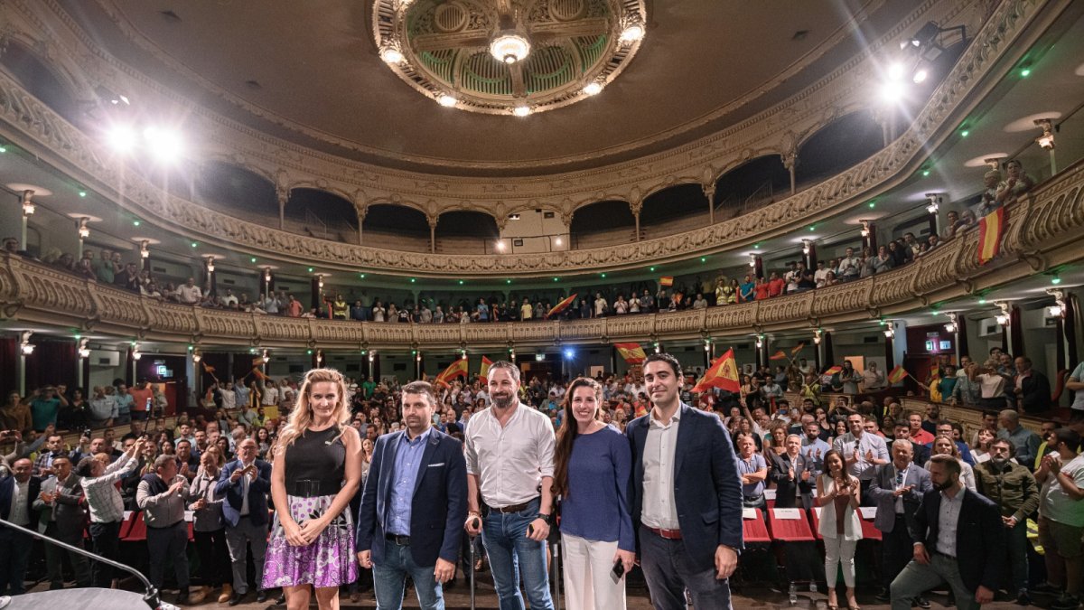 Abascal junto a Roja, De Meer, De la Blanca y la conductora del acto