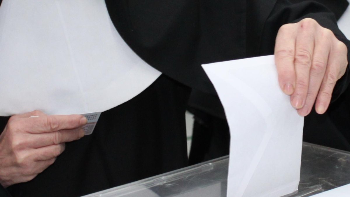 Un votante deposita su sobre en la urna