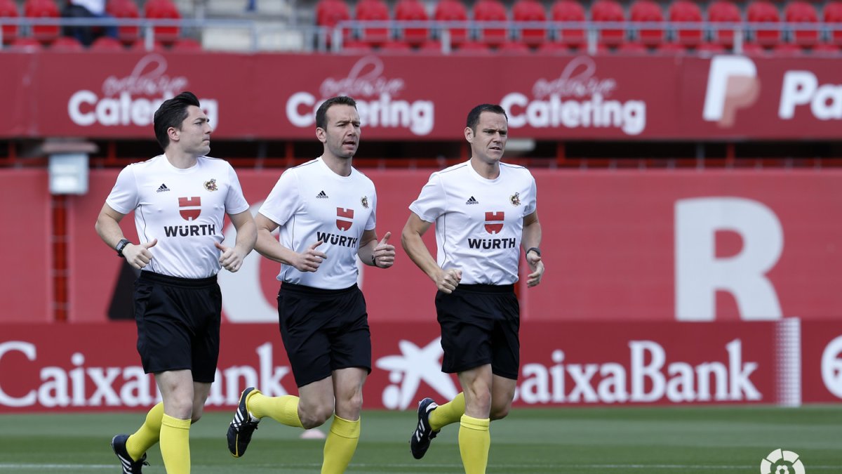 López Toca calienta antes de dirigir el Mallorca-Almería.