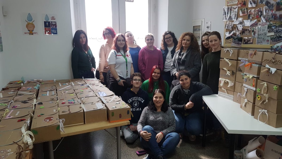 Voluntarios de Cruz Roja que han elaborado las Cajas del Recuerdo.