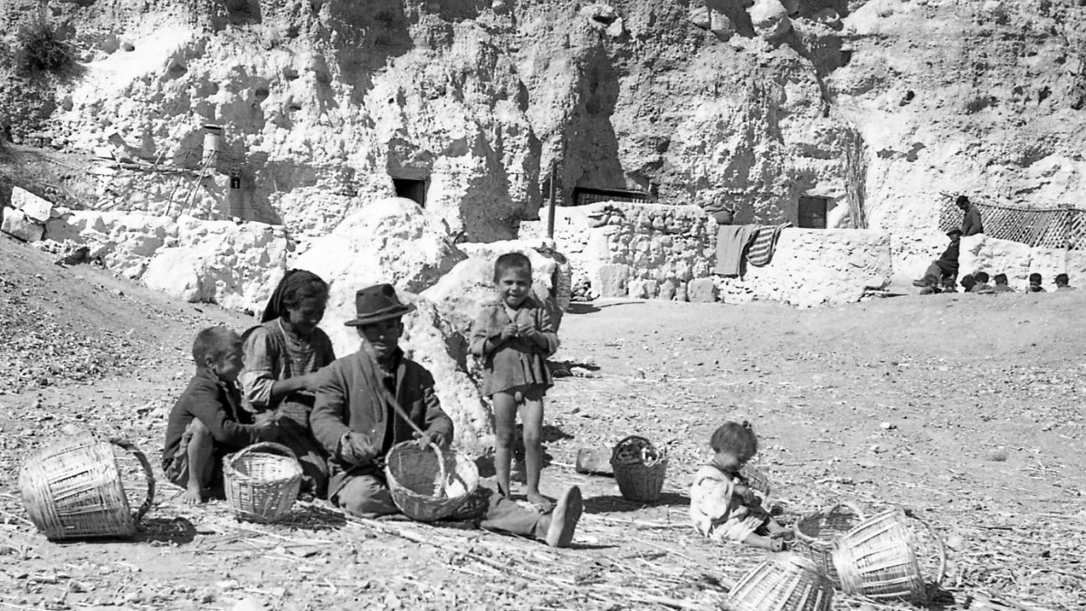 Una familia de pobres en las cuevas de la Chanca próximas al puerto.