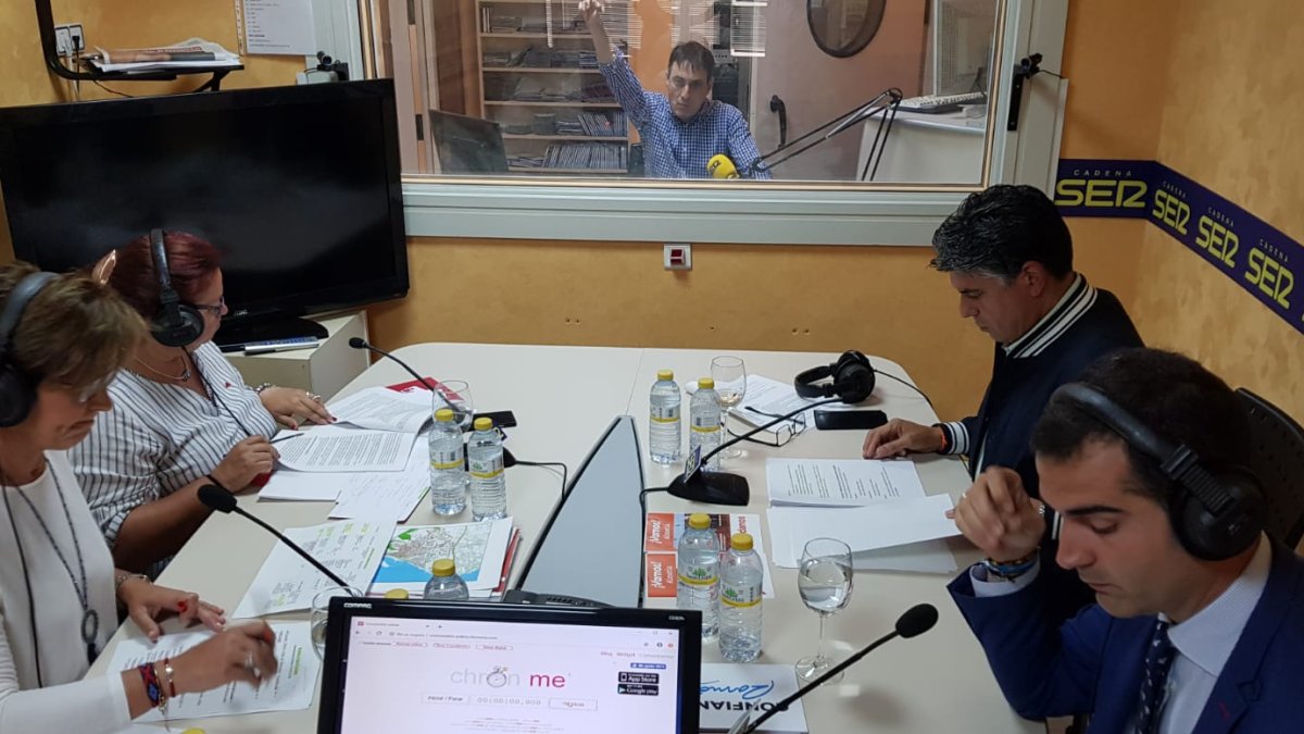 Representantes políticos en los estudios de Cadena SER durante el debate electoral.