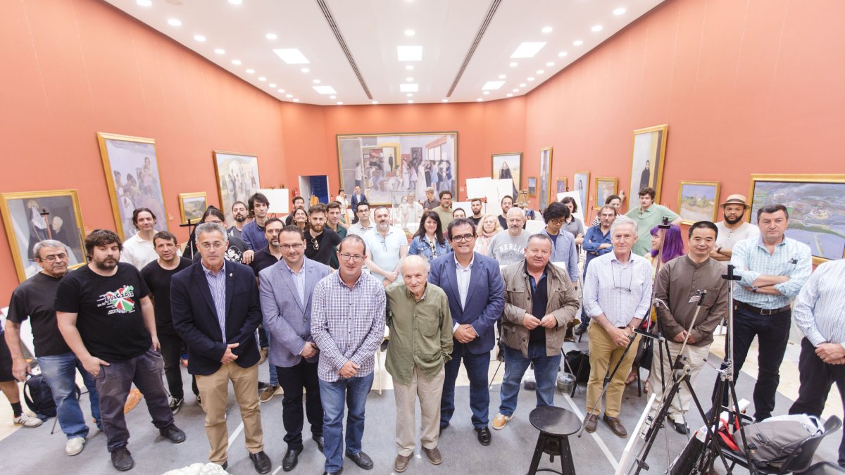 López y García Ibáñez (en el centro) posan junto a representantes de las instituciones organizadoras y los alumnos.