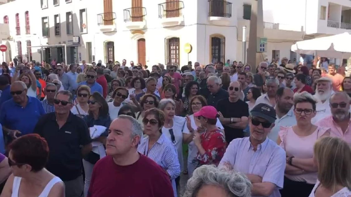 Los vecinos llenaban la plaza del Ayuntamento este sábado en protesta por la llegada del mineral.