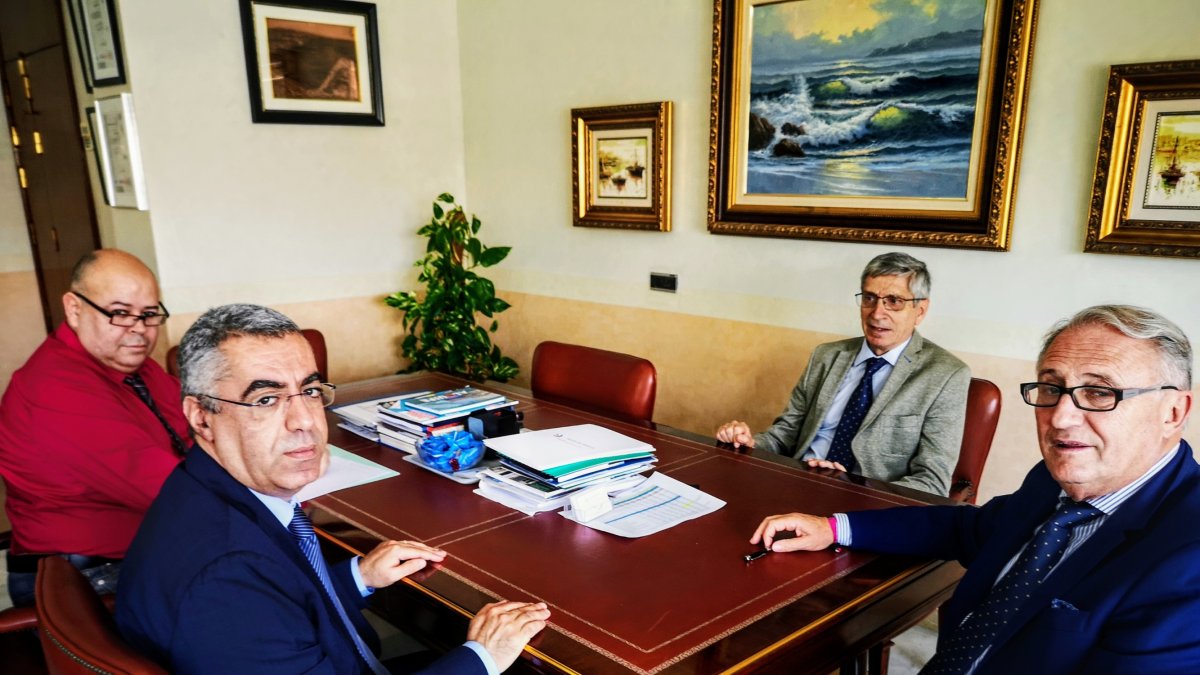 Jesús Caicedo y Kahlid Bouziane durante la reunión mantenida en la Autoridad Portuaria.