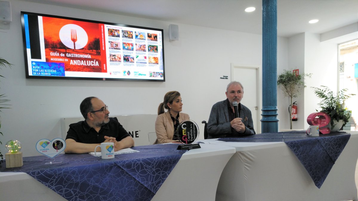 El vicepresidente de Fejidif, la concejala de Promoción de la Ciudad y el presidente de VerdiBlanca durante la presentación.
