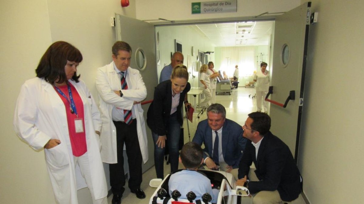 Estreno de los mini coches en el bloque pediátrico del Hospital de Poniente.
