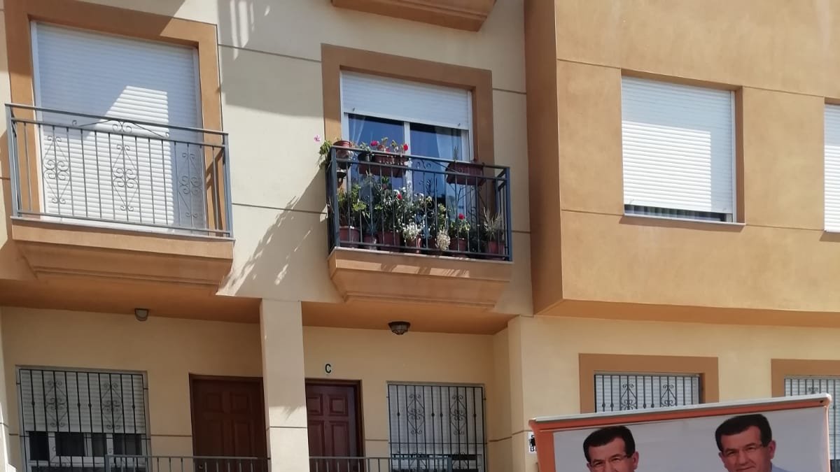 Cristian Vique pedaleando con el lema del PSOE por El Ejido.