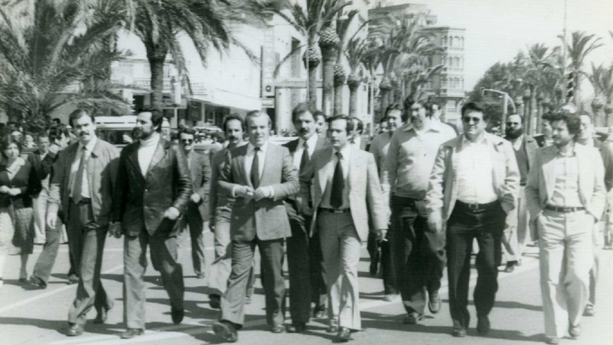 Líderes políticos de la Transición paseando por la Plaza Circular: Cabrejas, Anguita, Guerrero, Tripiana, Vela etc.
