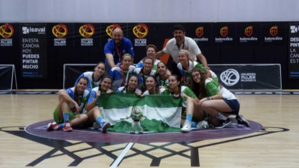 Las almerienses celebrando la victoria.