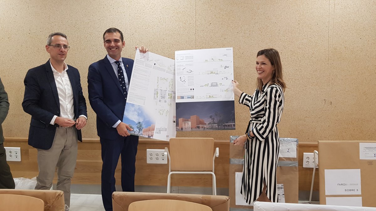 Ramón Fernández-Pachecho y Ana Martínez Labella desprecintan uno de los proyectos que concursan.