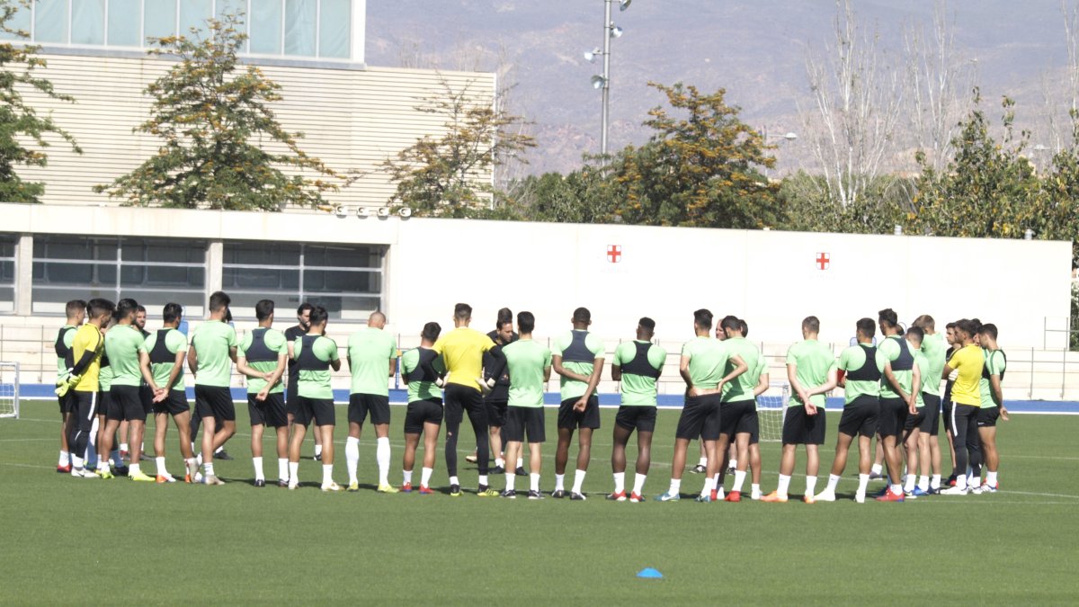 Fran Fernández hablando con la plantilla este miércoles.