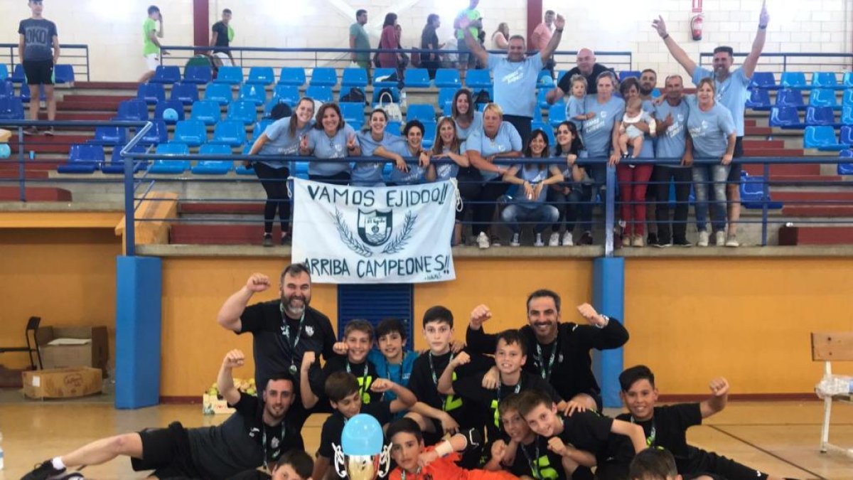 Los campeones celebrando en la pista.