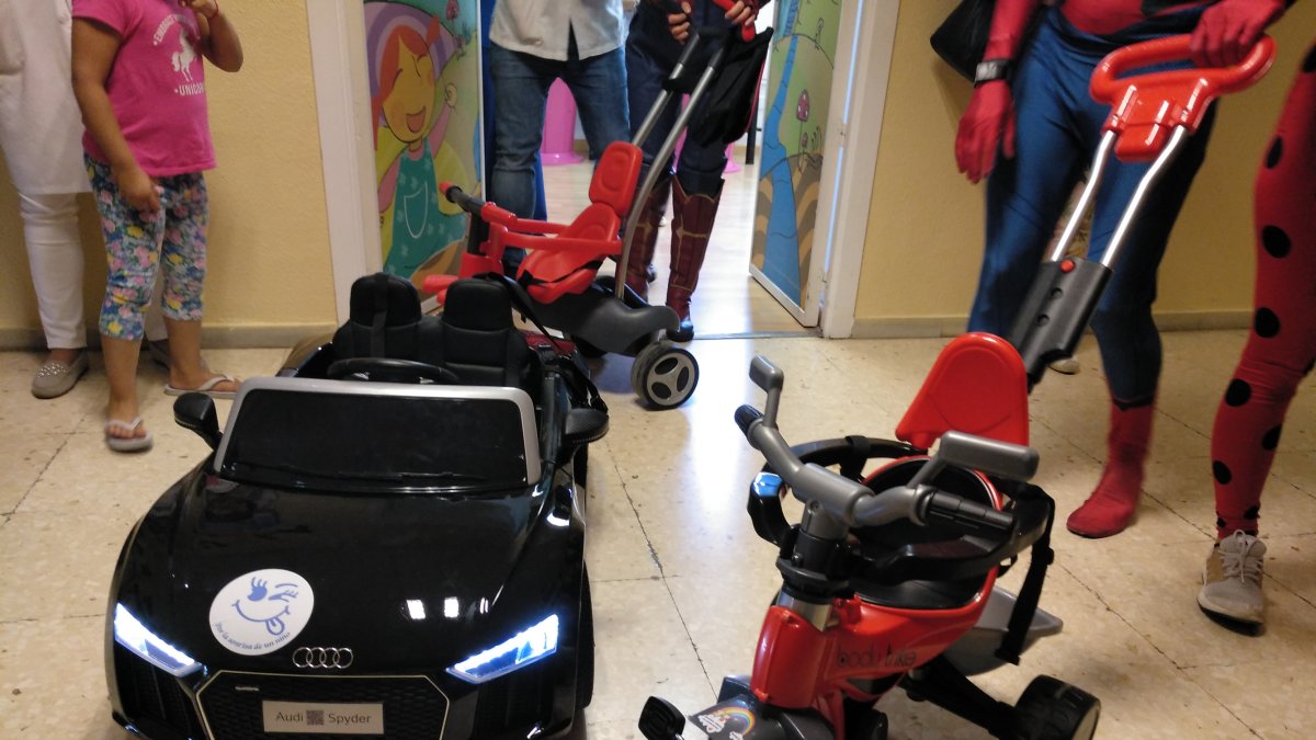 Los tres vehículos de juguete donados al Hospital Torrecárdenas.