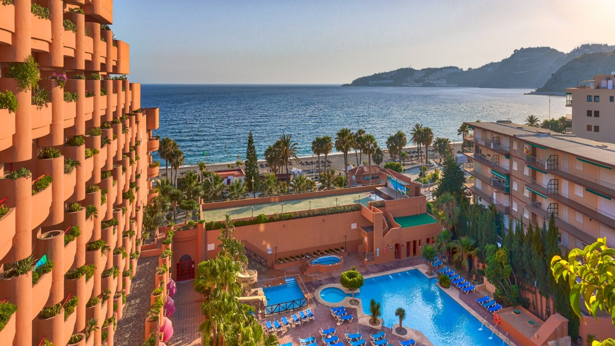 Almuñécar Playa Spa Hotel está situado en un enclave único, a escasos metros del mar y con unas vistas inmejorables desde las habitaciones.