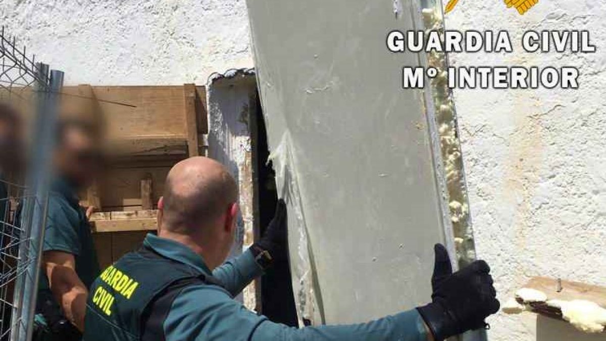 Agentes retiran alguna de las puertas que aseguraban el cortijo.