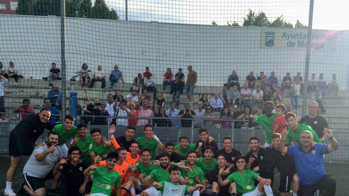 Celebración rojiblanca tras ganar al Puerto Malagueño.