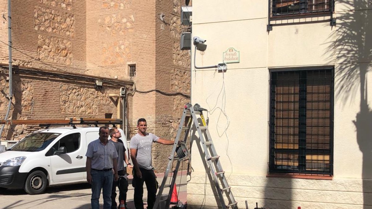 El alcalde, con los operarios que instalan las cámaras.