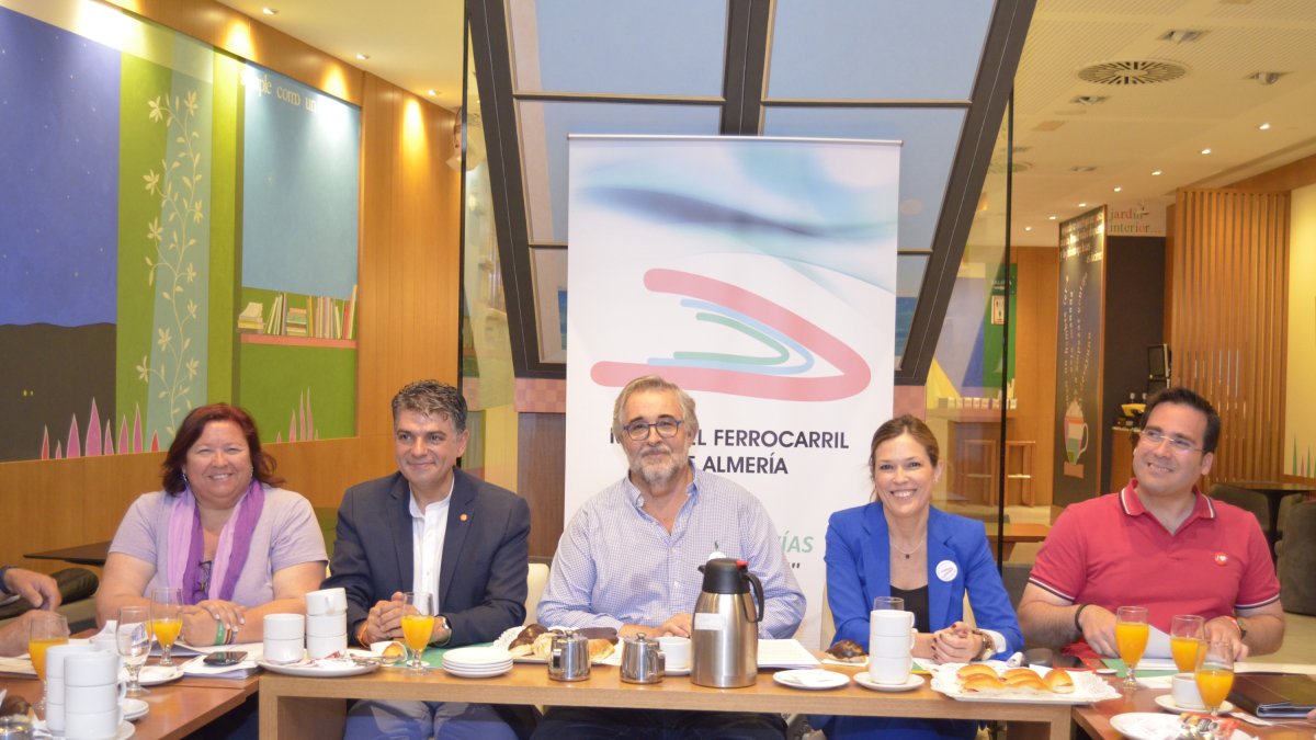 Participantes en el debate de ayer con la Mesa del Tren.