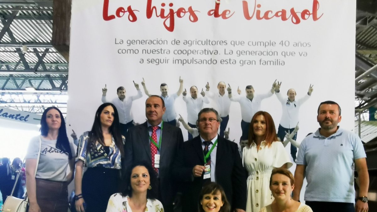 Equipo de Vicasol junto al cartel promocional de sus 40 años.