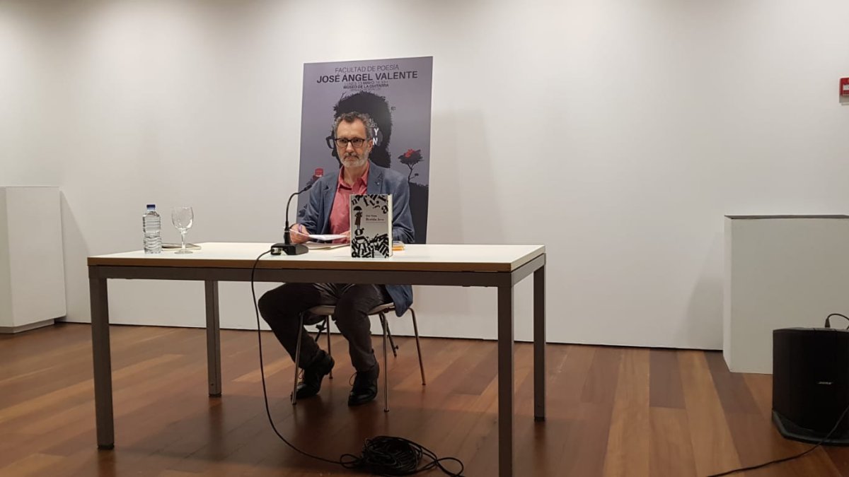 Momento del acto de la Facultad de Poesía José Angel Valente con Eloy Tizón.