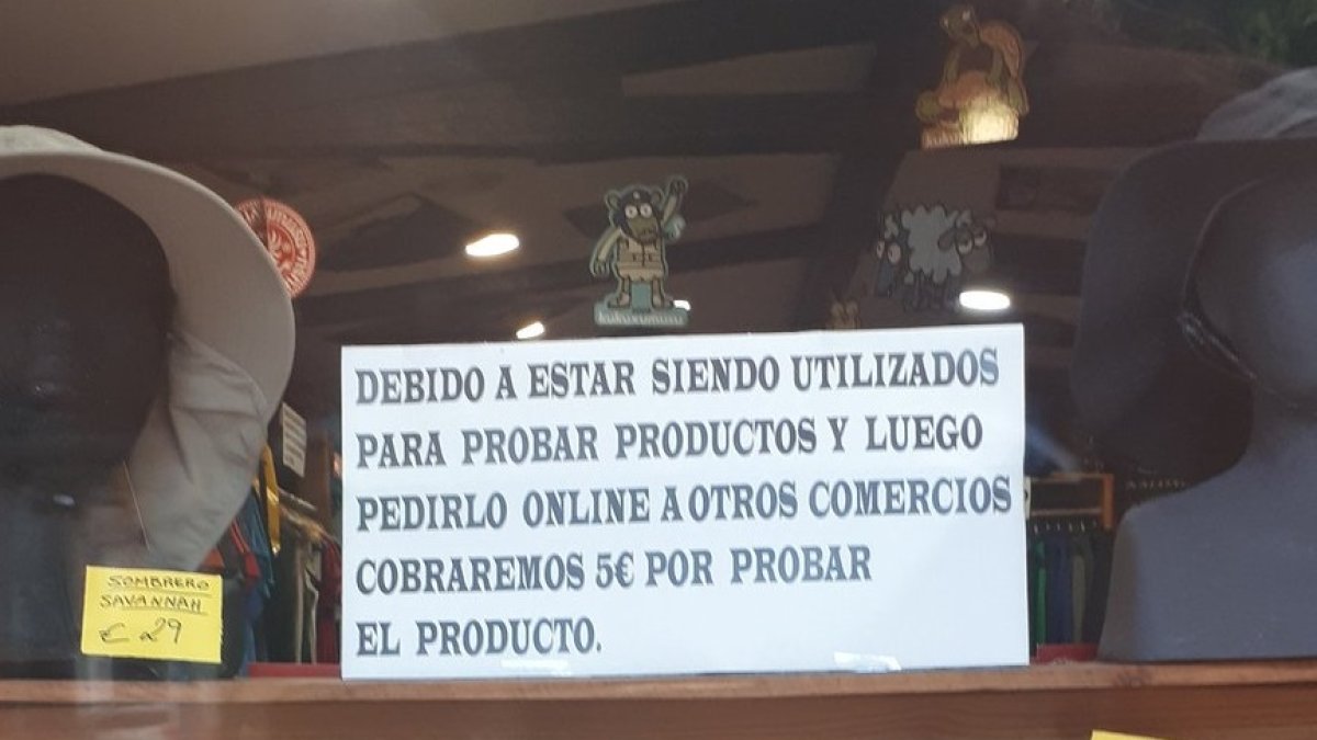 Cartel colocado en el escaparate de un comercio de la capital.