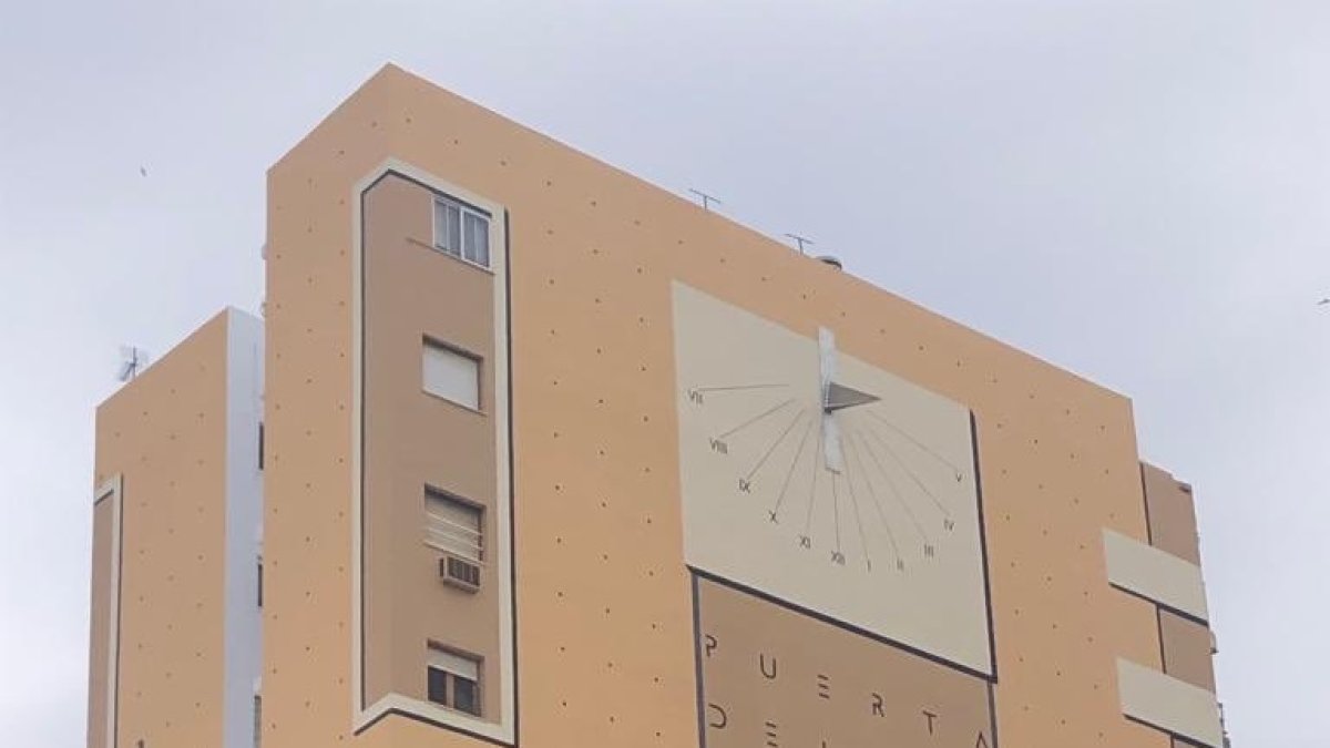Reloj de sol desde la plaza Marqués de Heredia.