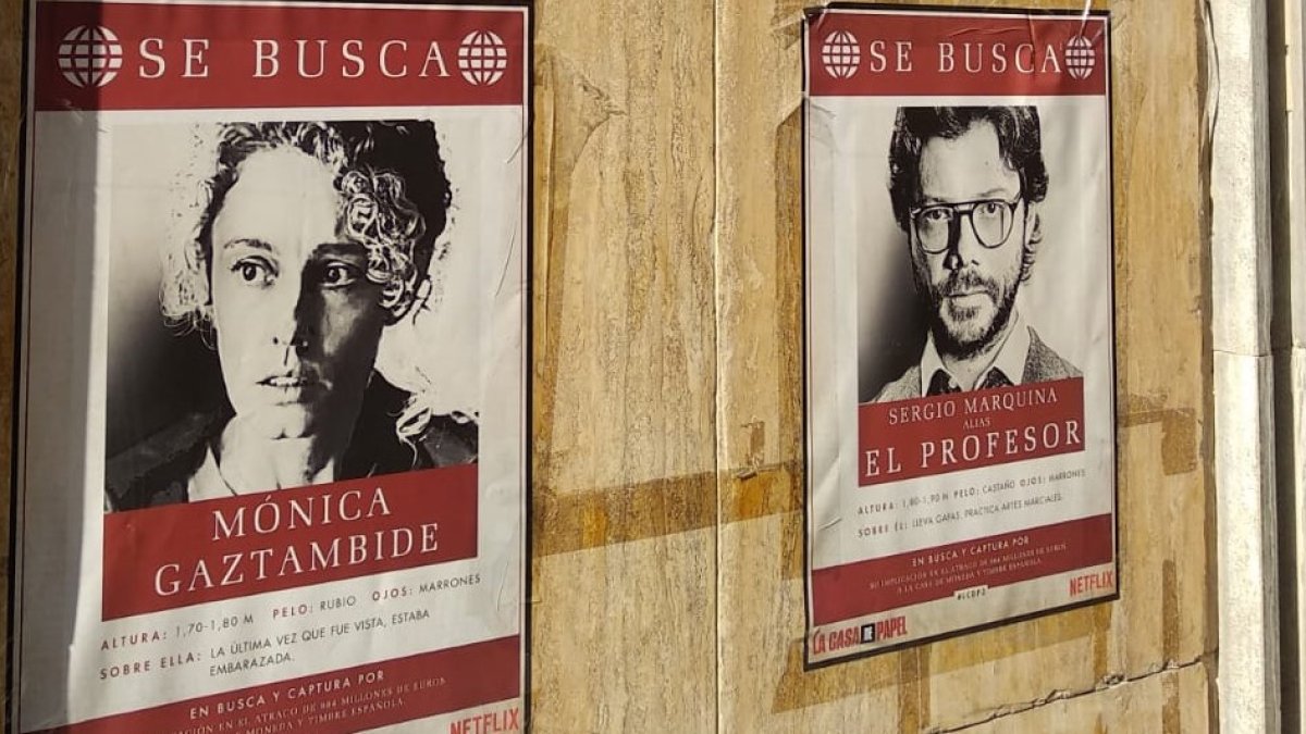 Carteles de una de las series estrella de Netflix en el centro de Almería.