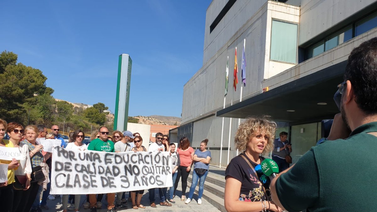 Protesta de los padres del Celia Viñas, mientras que la presidenta del AMPA antiende a los medios.
