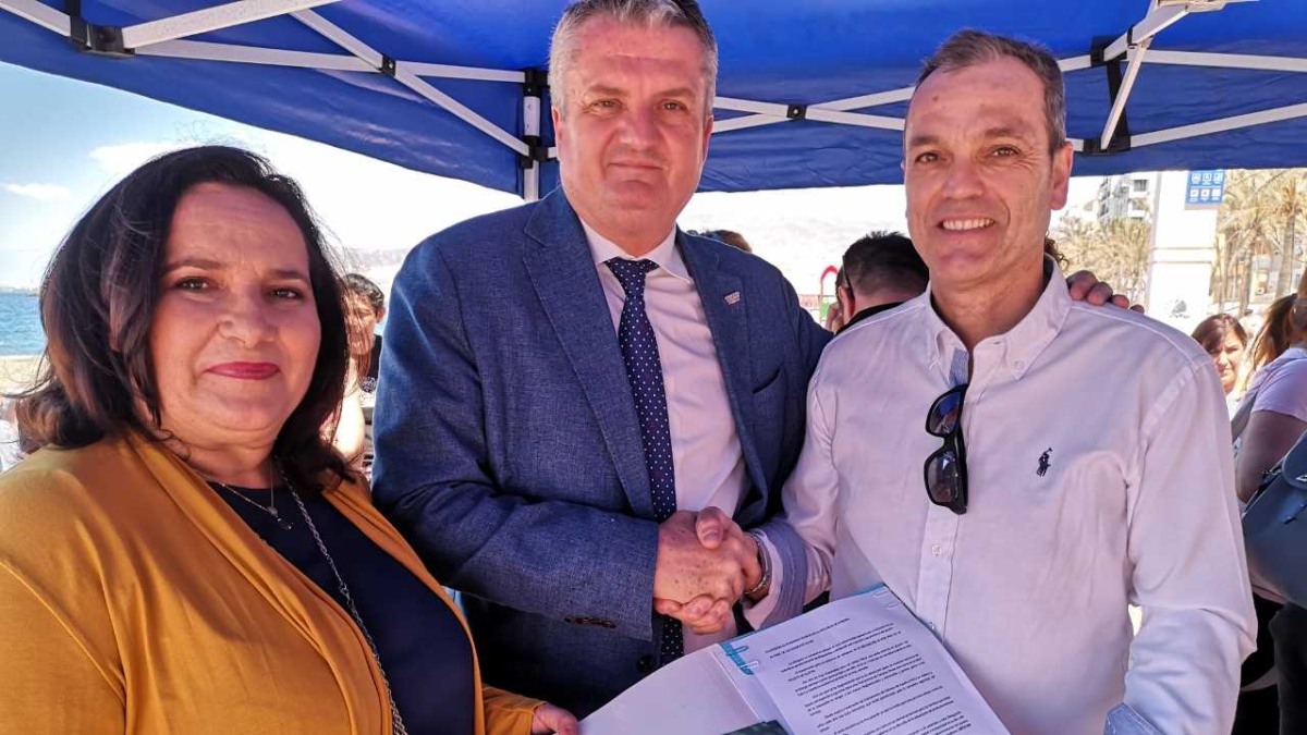 El delegado recibe las reivindicaciones de manos de responsables de la asociación almeriense.