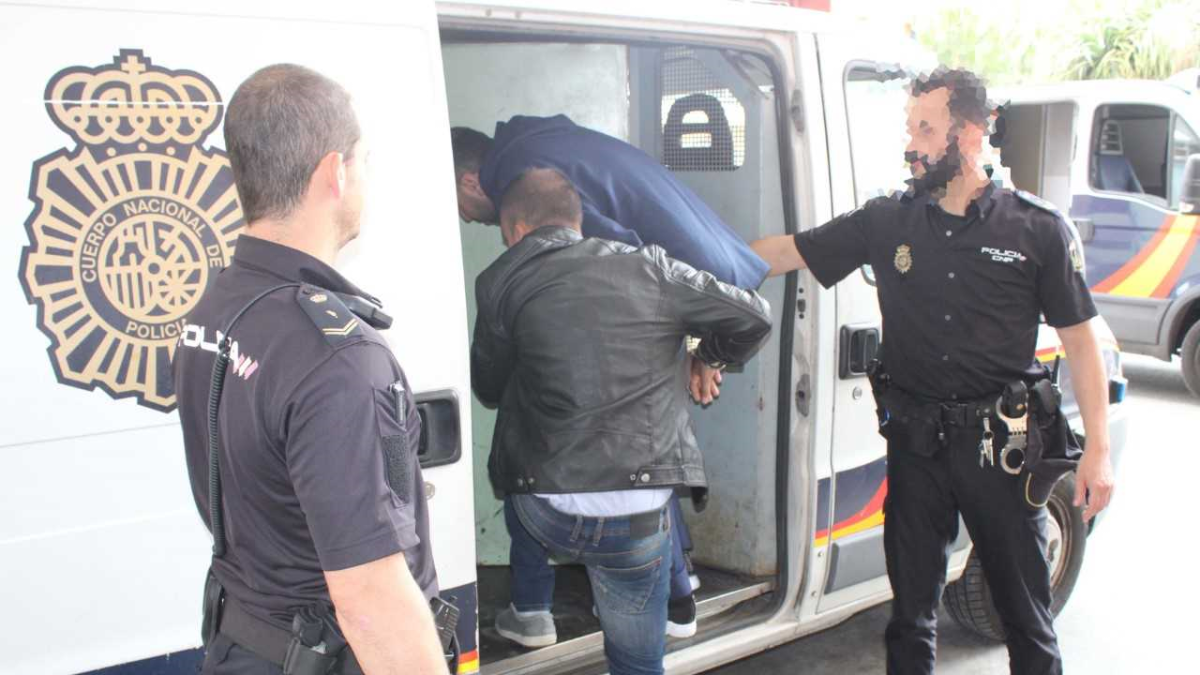 La Policía traslada a los detenidos.