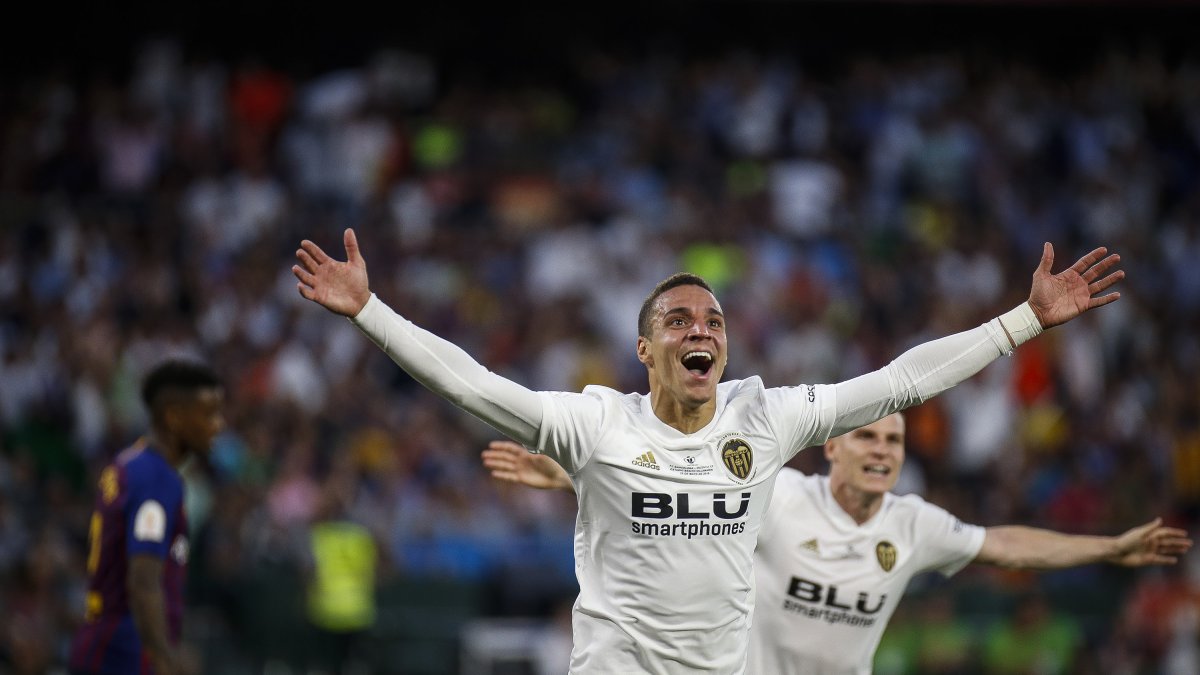 Rodrigo celebra el segundo gol del Valencia en la final del Torneo del KO.