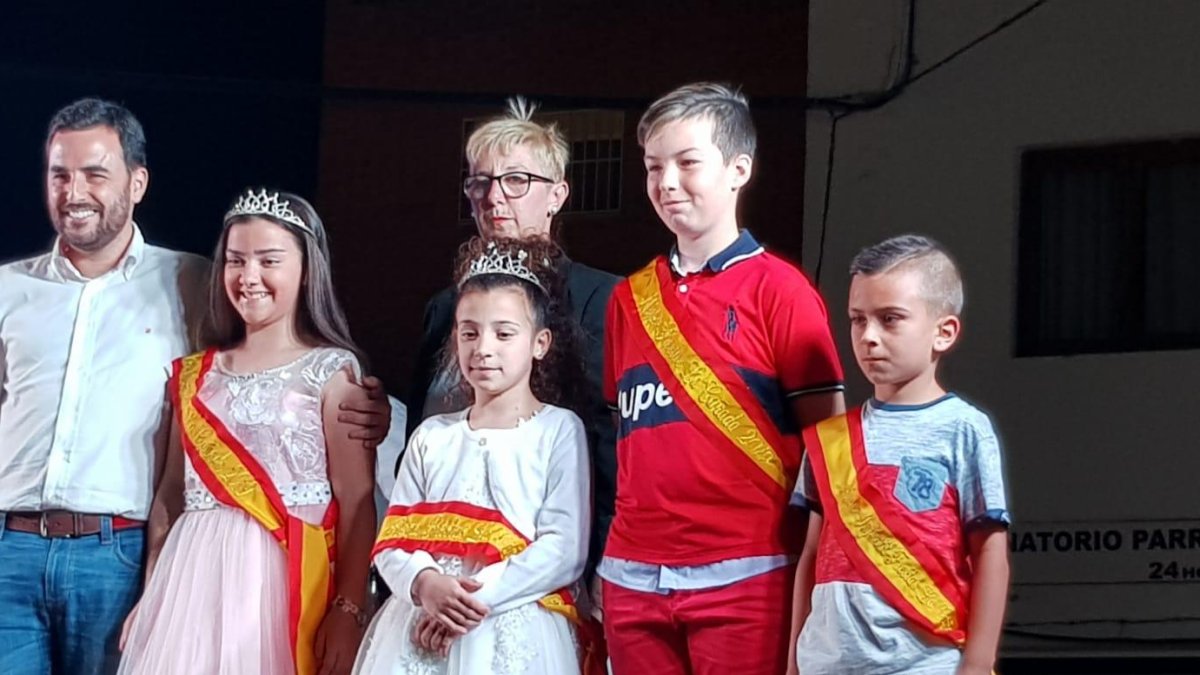 Las Reinas y Misters de las Fiestas con el pregonero y la presidenta de la Asociación de Vecinos.